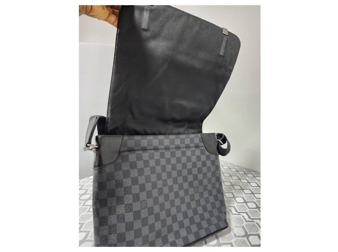 Louis Vuitton Borsa a Tracolla District GM Damier Graphite Nero - vista 10