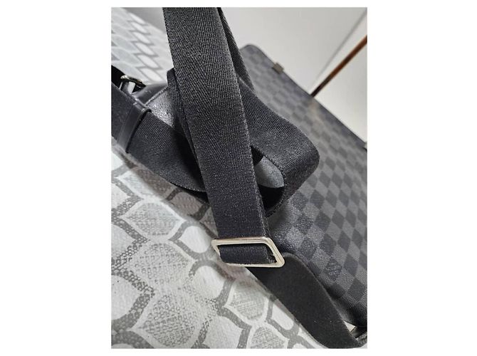 Louis Vuitton Borsa a Tracolla District GM Damier Graphite Nero - vista 11