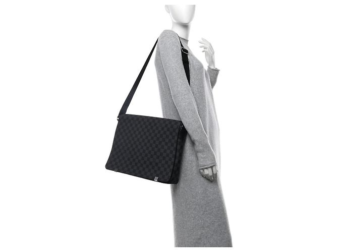 Louis Vuitton Borsa a Tracolla District GM Damier Graphite Nero - vista 15