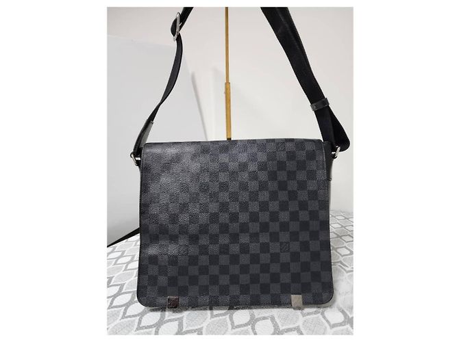 Louis Vuitton Borsa a Tracolla District GM Damier Graphite Nero - vista 4