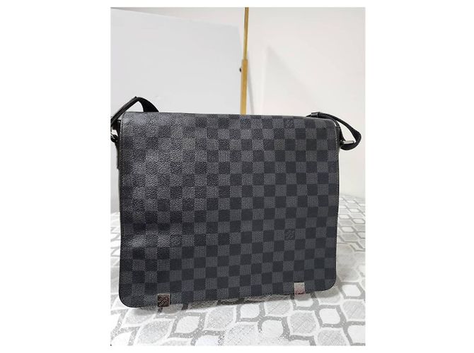 Louis Vuitton Borsa a Tracolla District GM Damier Graphite Nero - vista 5