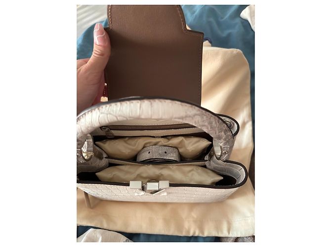 Louis Vuitton Capucines BB in pelle di coccodrillo bianca Bianco - vista 3