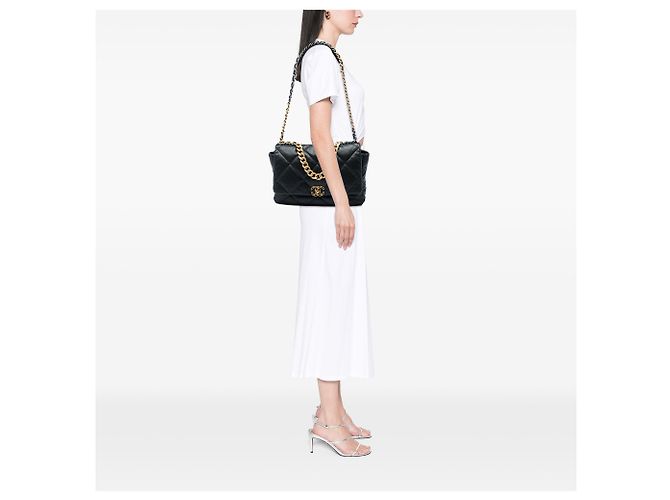 Chanel Black Maxi Lambskin 19 Flap Negro - vista 5