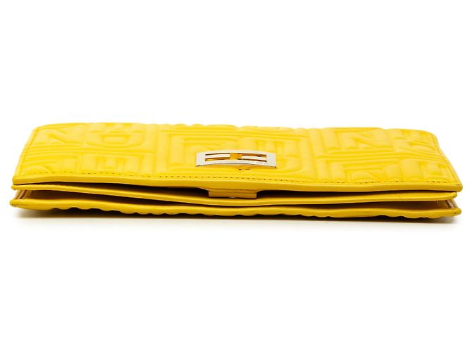 Clutch de corrente Fendi em Nappa com logo em relevo amarelo - vista 3