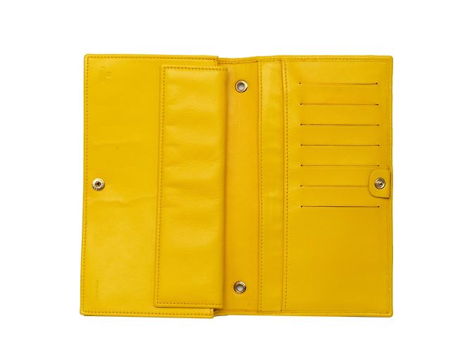 Clutch de corrente Fendi em Nappa com logo em relevo amarelo - vista 4