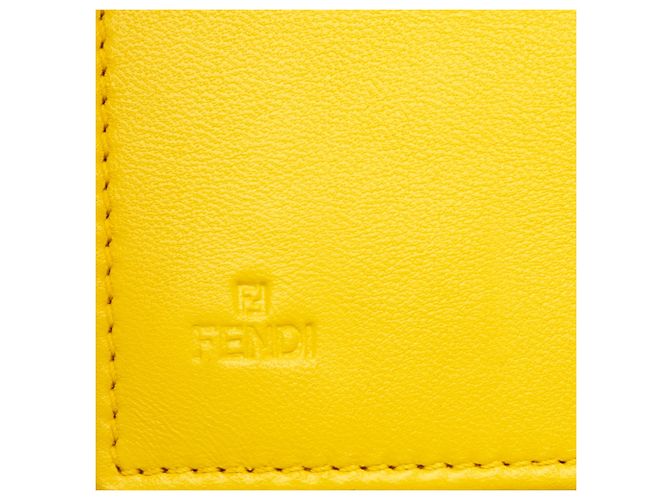 Clutch de corrente Fendi em Nappa com logo em relevo amarelo - vista 6