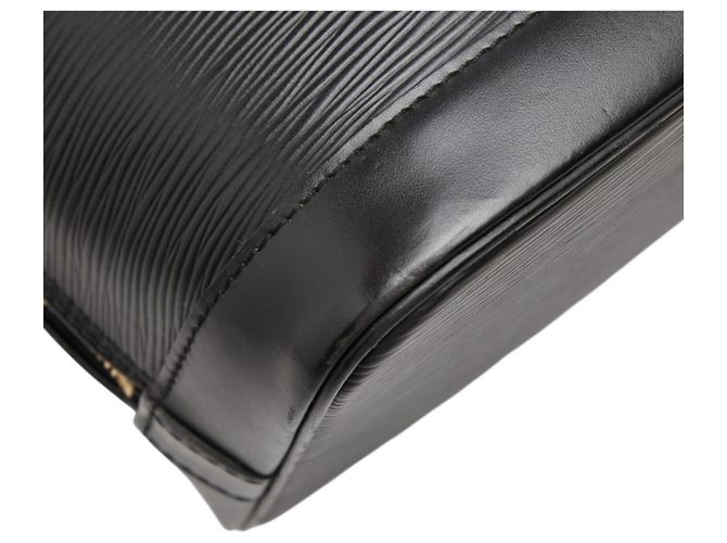 Bolsa Louis Vuitton Epi Alma Preto - vista 5