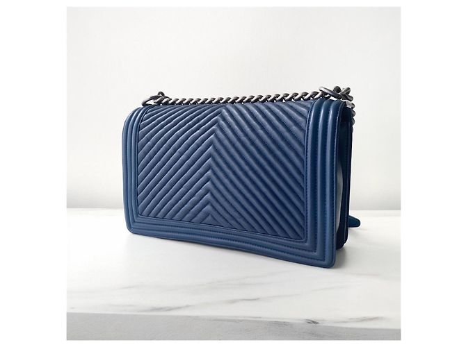 Chanel New Medium Boy Bag Blau Chevron gestepptes Lammleder - Ansicht 2