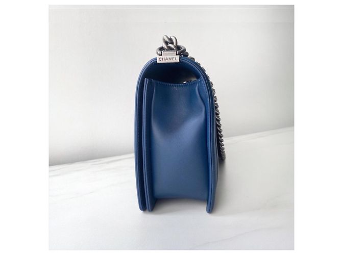 Chanel New Medium Boy Bag Blau Chevron gestepptes Lammleder - Ansicht 3
