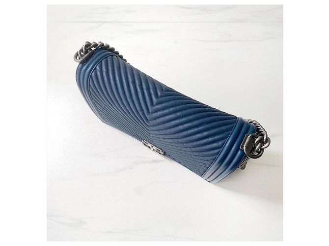 Chanel New Medium Boy Bag Blau Chevron gestepptes Lammleder - Ansicht 4