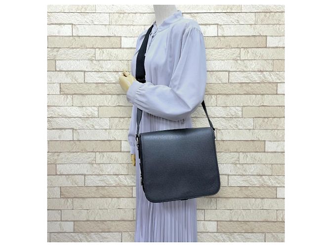 Borsa a tracolla Louis Vuitton Andrey Taiga Nero Grigio - vista 2