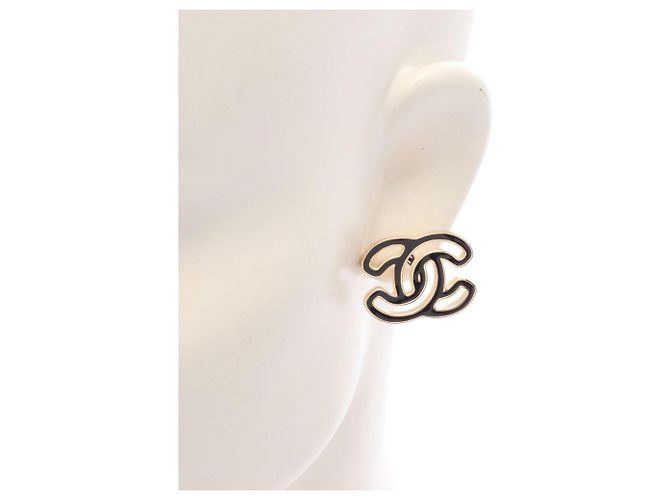 Orecchini a bottone Chanel B24A Coco Mark Nero D'oro - vista 4