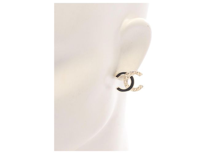 Chanel Matelassé vergoldete Stecker-Ohrringe Schwarz Golden - Ansicht 4