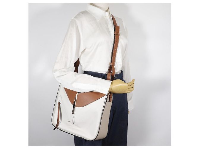 Bolsa 2way Loewe Hammock Small em couro de bezerro Marrom Branco - vista 18
