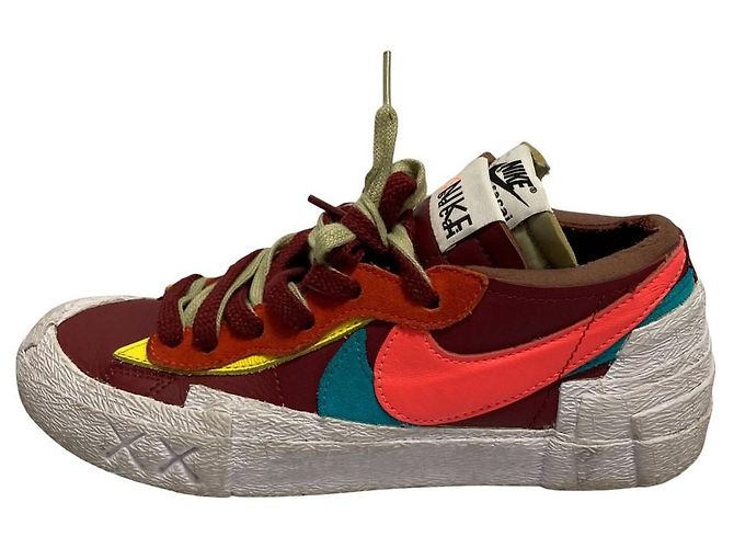 Nike sacai KAWS Blazer Low Sneakers Rosso - vista 3