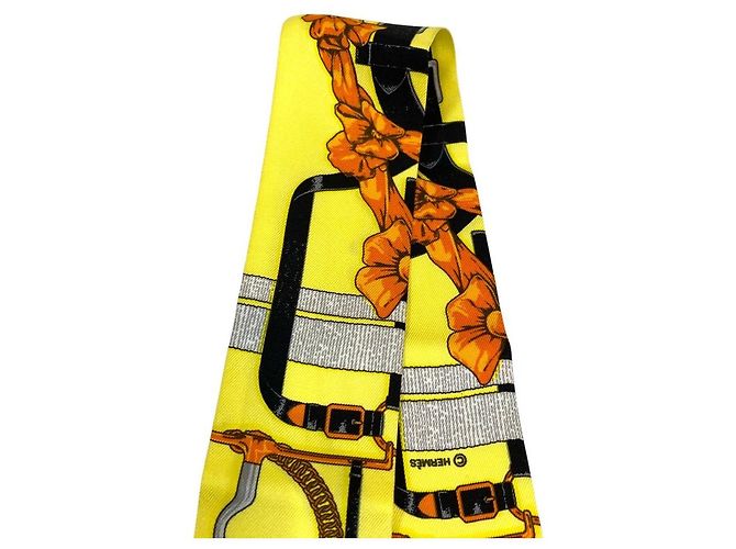 Pañuelo de seda Hermès Grand Manège Detail Amarillo - vista 4