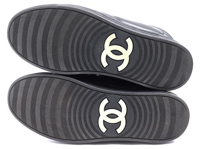 Sneakers alte Chanel in pelle con catena Nero - vista 3