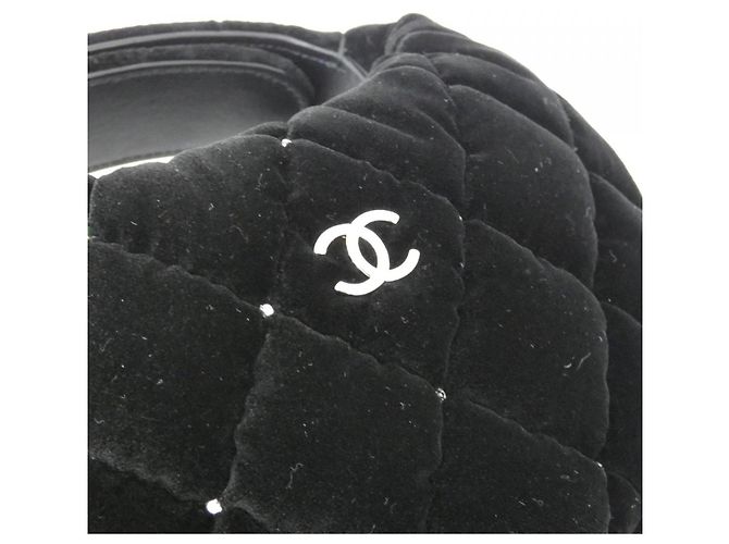 Chanel AP4863 Velvet Pouch Negro Dorado - vista 4