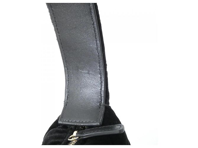 Chanel AP4863 Velvet Pouch Negro Dorado - vista 6
