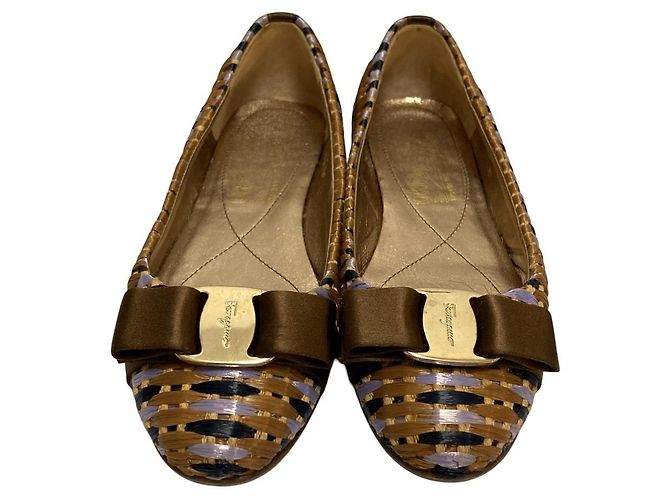 Salvatore Ferragamo Vara Lederpumps Beige - Ansicht 2