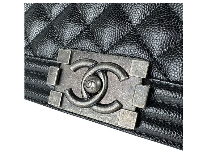 Borsa a tracolla Chanel Boy in pelle di vitello martellata nera Nero - vista 11