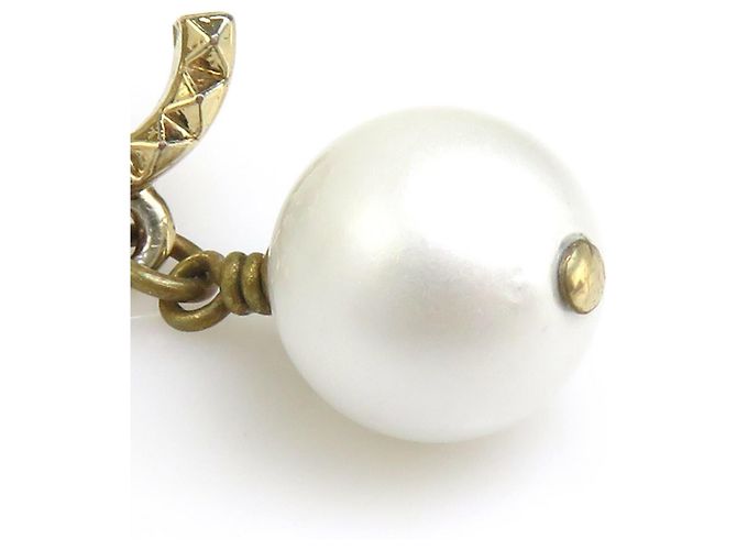Boucles d'oreilles pendantes Chanel dorées et blanches - vue 10