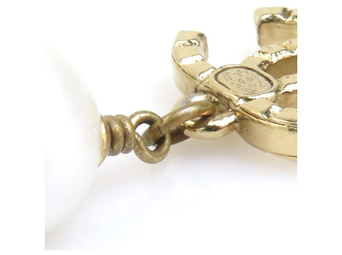 Boucles d'oreilles pendantes Chanel dorées et blanches - vue 11