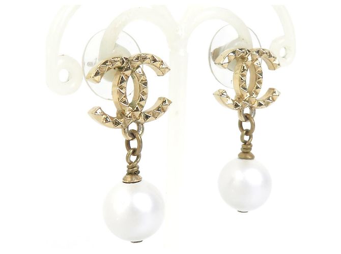 Boucles d'oreilles pendantes Chanel dorées et blanches - vue 2