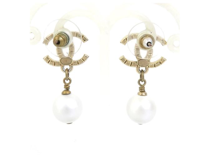 Boucles d'oreilles pendantes Chanel dorées et blanches - vue 3