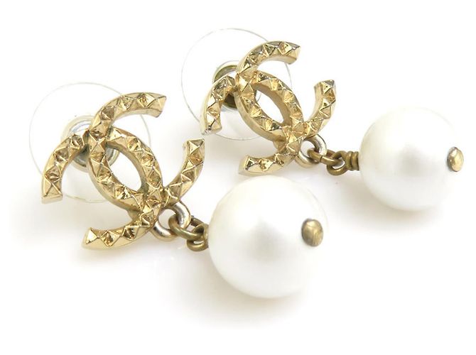 Boucles d'oreilles pendantes Chanel dorées et blanches - vue 4