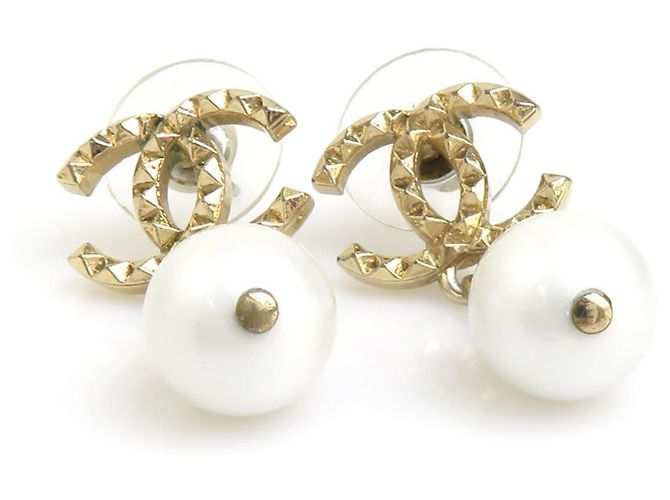 Boucles d'oreilles pendantes Chanel dorées et blanches - vue 5