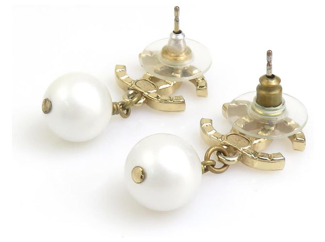 Boucles d'oreilles pendantes Chanel dorées et blanches - vue 6