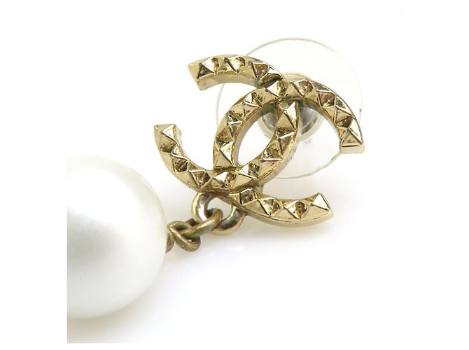 Boucles d'oreilles pendantes Chanel dorées et blanches - vue 9