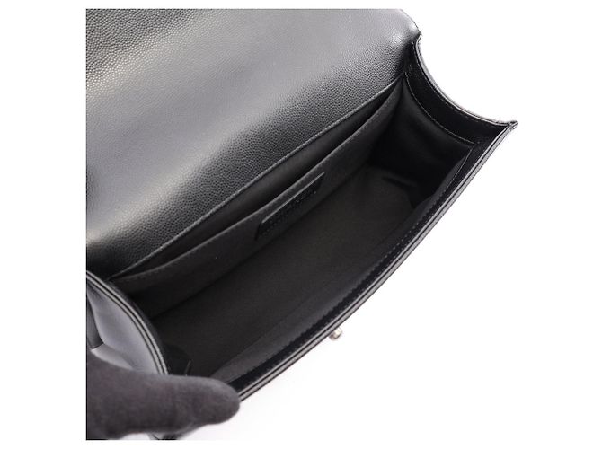 Borsa a tracolla Chanel Boy in pelle di vitello grana nera Nero - vista 3