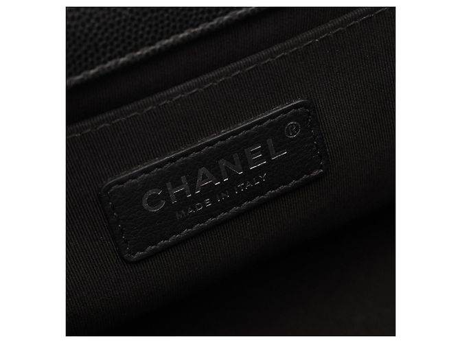 Borsa a tracolla Chanel Boy in pelle di vitello grana nera Nero - vista 4
