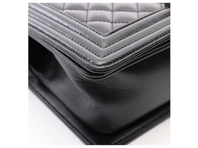 Borsa a tracolla Chanel Boy in pelle di vitello grana nera Nero - vista 6