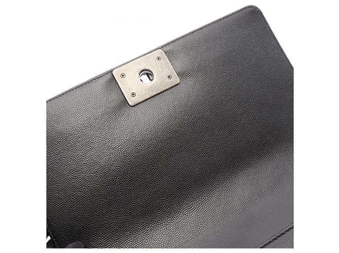 Borsa a tracolla Chanel Boy in pelle di vitello grana nera Nero - vista 8