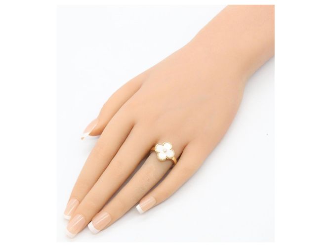 Van Cleef & Arpels Vintage Alhambra Ring aus Perlmutt Weiß Golden - Ansicht 7