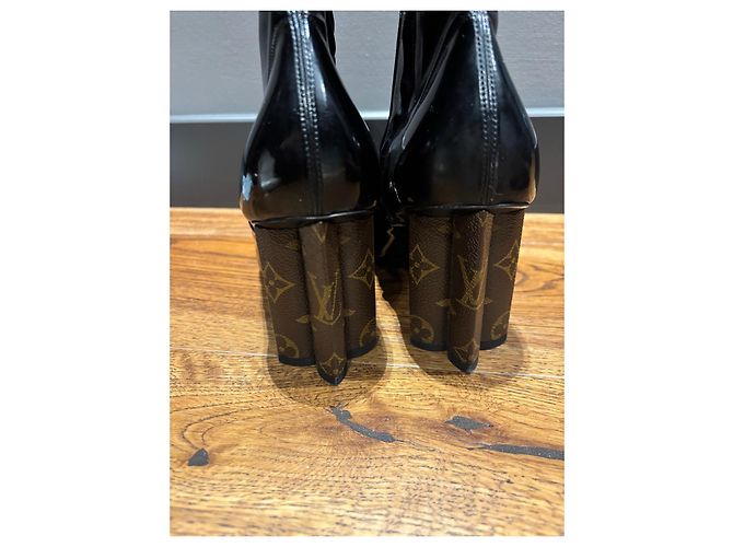 Louis Vuitton Stivaletti Monogram con Tacco Marrone Nero - vista 7