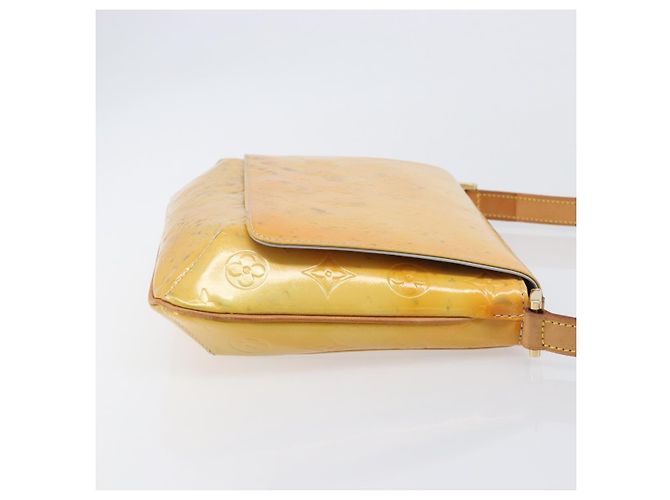 Louis Vuitton Thompson Street Monogram Vernis Medium Amarelo - vista 3