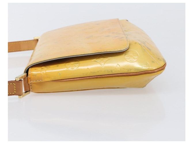 Louis Vuitton Thompson Street Monogram Vernis Medium Amarelo - vista 4