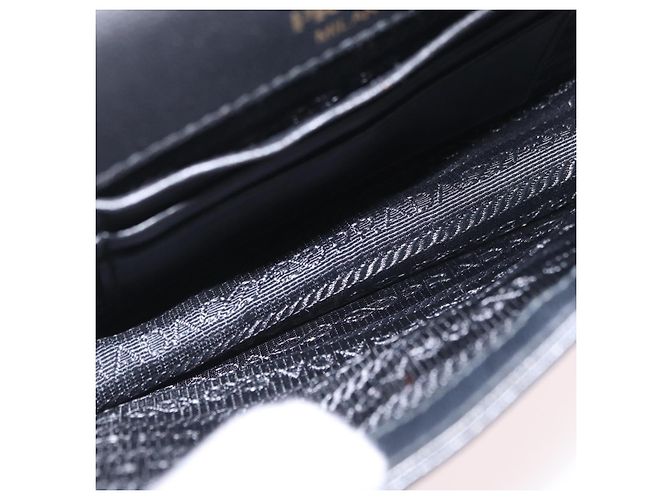 Bolsa de Ombro PRADA com Corrente Franzida em Couro Preto e Ouro Auth 204909A Dourado - vista 11