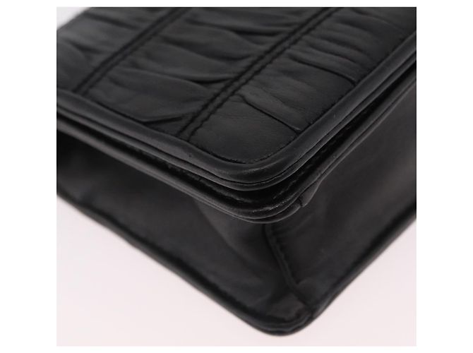 Bolsa de Ombro PRADA com Corrente Franzida em Couro Preto e Ouro Auth 204909A Dourado - vista 15