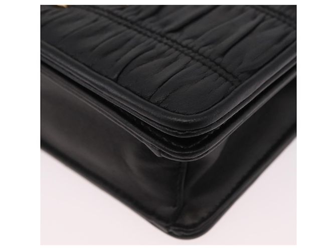 Bolsa de Ombro PRADA com Corrente Franzida em Couro Preto e Ouro Auth 204909A Dourado - vista 16