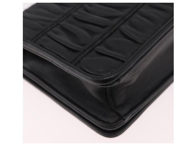 Bolsa de Ombro PRADA com Corrente Franzida em Couro Preto e Ouro Auth 204909A Dourado - vista 17