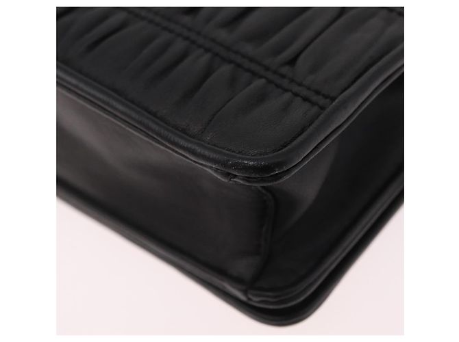 Bolsa de Ombro PRADA com Corrente Franzida em Couro Preto e Ouro Auth 204909A Dourado - vista 18
