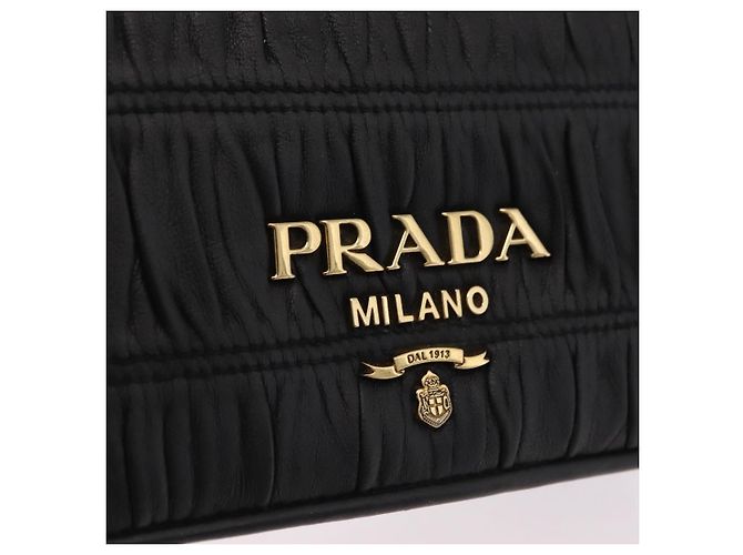 Bolsa de Ombro PRADA com Corrente Franzida em Couro Preto e Ouro Auth 204909A Dourado - vista 19