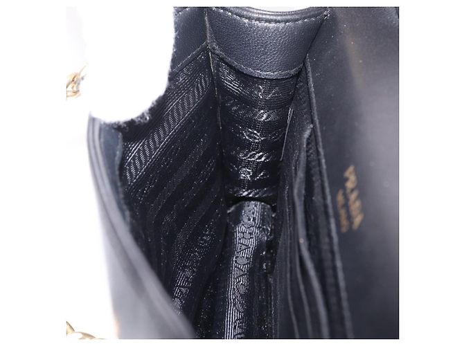 Bolsa de Ombro PRADA com Corrente Franzida em Couro Preto e Ouro Auth 204909A Dourado - vista 23