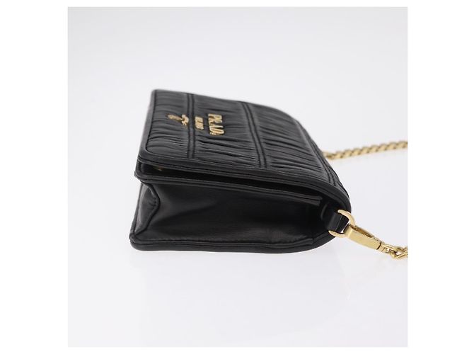 Bolsa de Ombro PRADA com Corrente Franzida em Couro Preto e Ouro Auth 204909A Dourado - vista 3