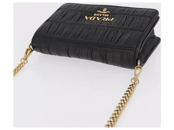 Bolsa de Ombro PRADA com Corrente Franzida em Couro Preto e Ouro Auth 204909A Dourado - vista 6